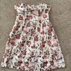 A short strapless flower dress